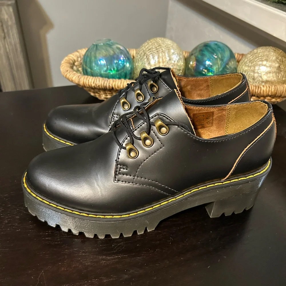 Dr Martens Chunky black platform Leonalo shoes Size 10 New